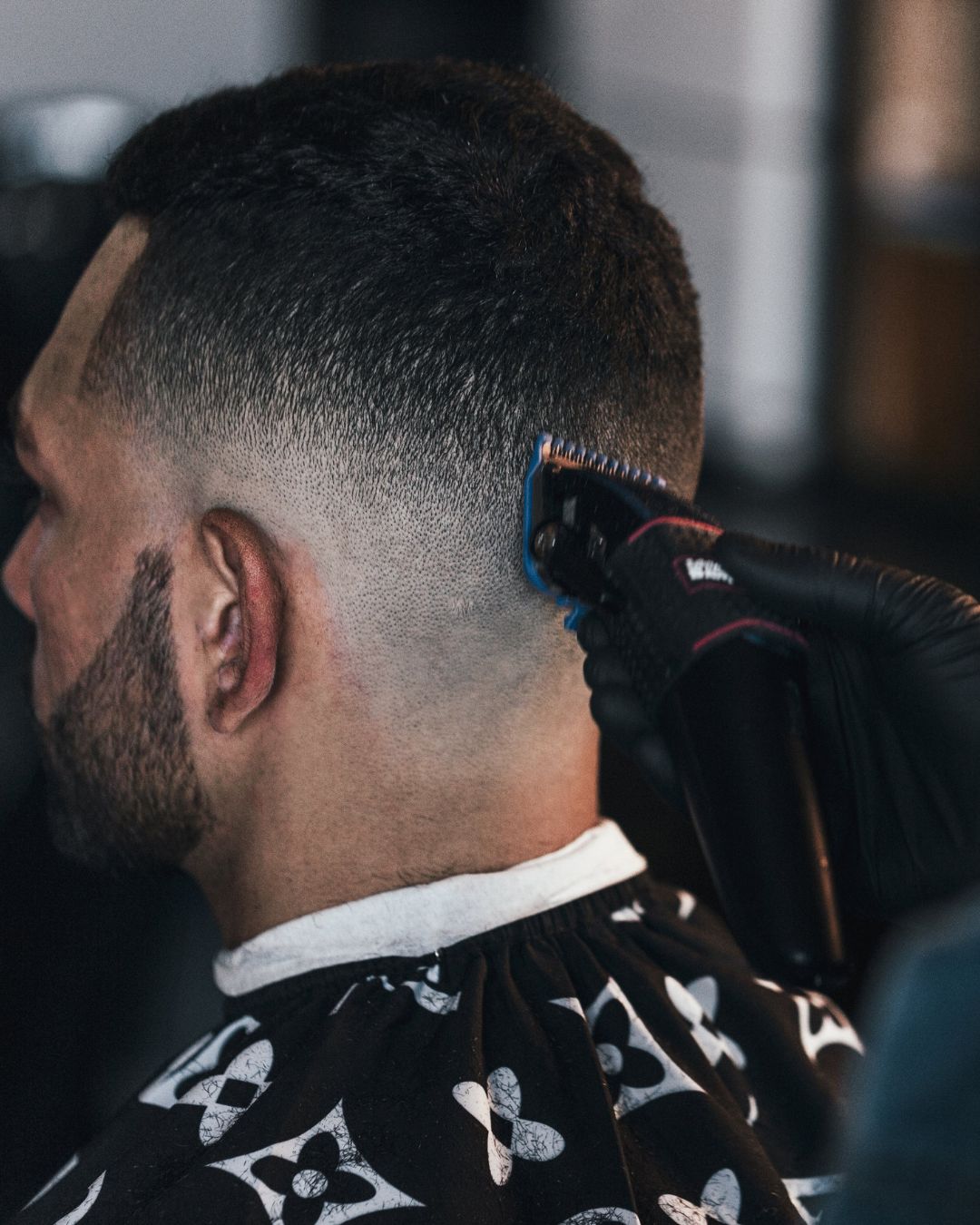 muž ostříhat se strojem